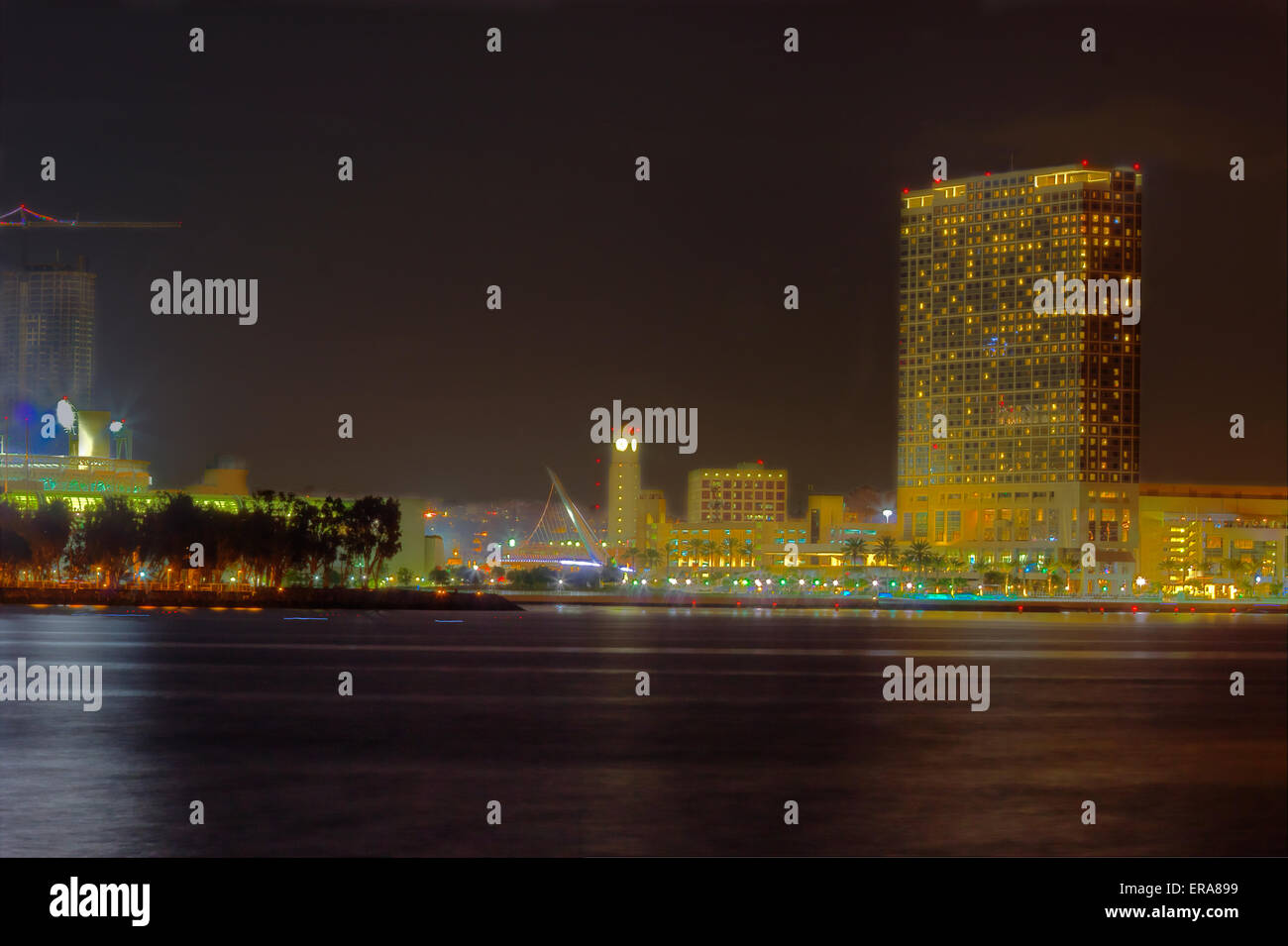 Immagine hdr di una parziale skyline di San Diego, California vista dall'acqua vicino Embarcadero Marina dopo il tramonto Foto Stock