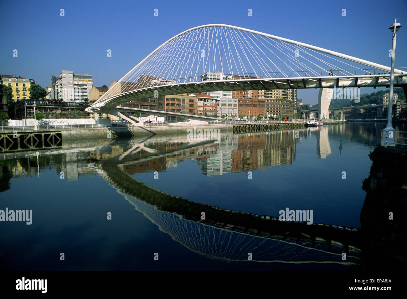 Ponte Zubizuri (l'architetto Santiago Calatrava), Nervión river, Bilbao, Spagna Foto Stock