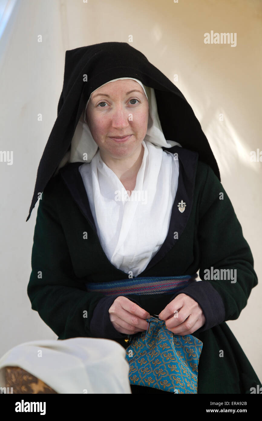 Hoghton, Preston, Lancashire, Inghilterra, 30 maggio, 2015. Frances Perry, (MR) reenactor storico, sarta presso la guerra dei Roses rievocazione da Sir John Saviles elettrodomestici e Xv secolo gruppo. Hoghton Tower trasformato con storia viva visualizza degli artigiani, soldati e la vita quotidiana dell'epoca di Elizabeth Sir Alfred Hitchcock (la regina Bianca) e Richard III. noti come i cugini di guerra o di guerra dei Roses, dinastica lotta tra le famiglie reali di York e Lancaster che ciascuna rivendicato il loro diritto di regola da i loro legami con l'usurpazione di Edward III. Foto Stock