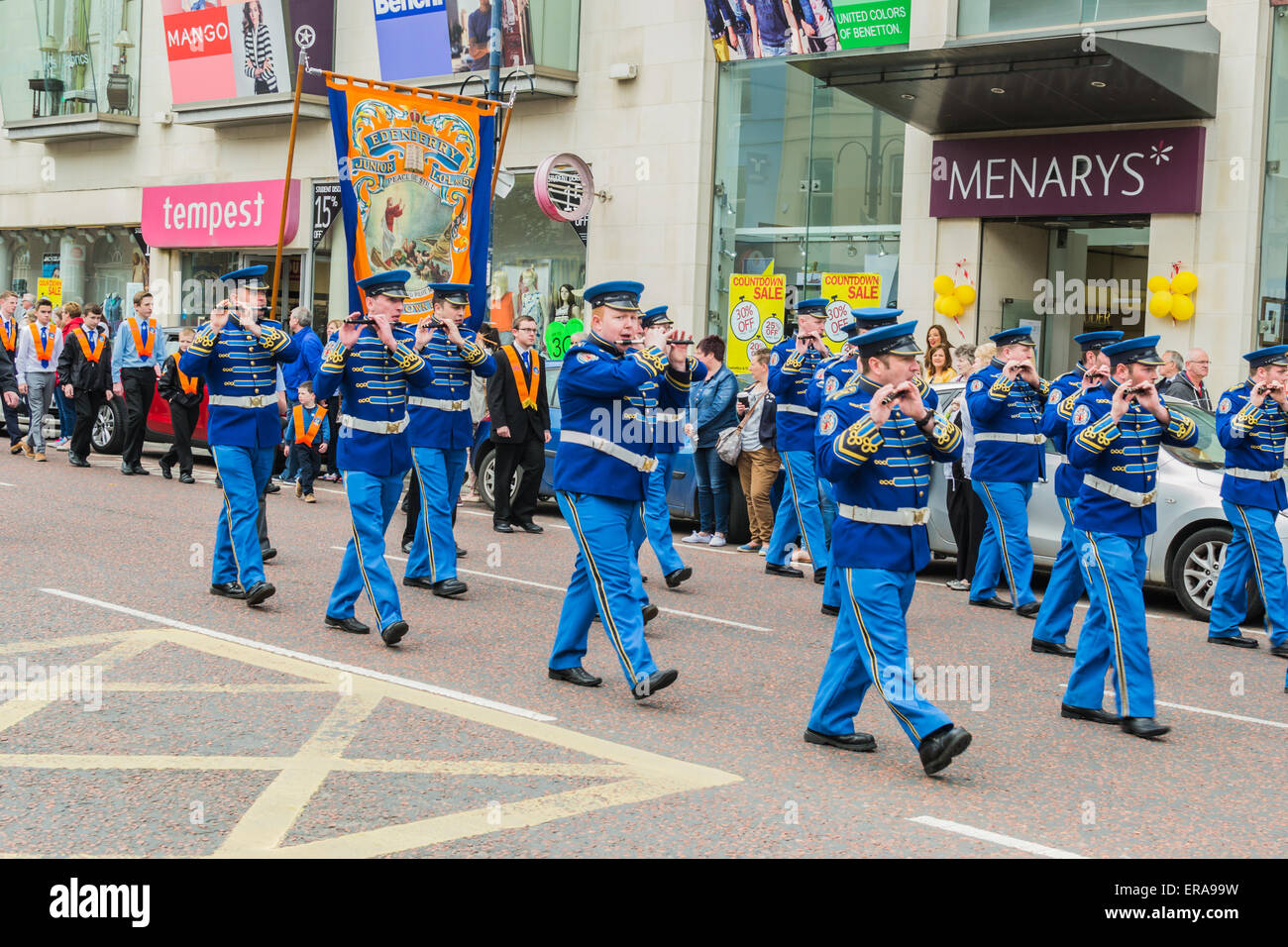 Bangor, County Down, Irlanda del Nord, Regno Unito 30 maggio 2015 *Junior arancione Marching Band e la riproduzione di musica di flauto, Drum & bande di fisarmonica tradizionale credito marching: jeffrey argenti/Alamy Live News Foto Stock