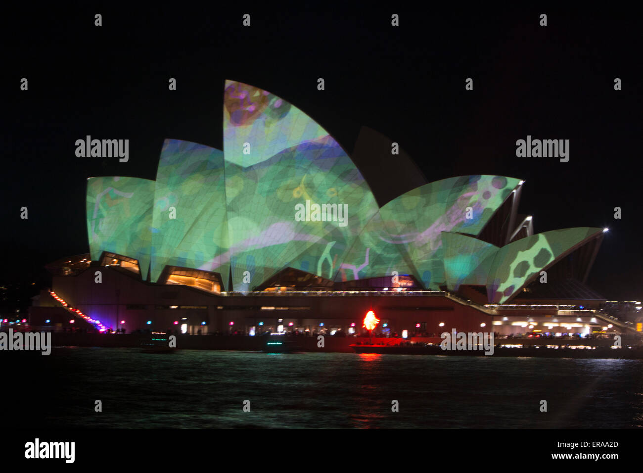 Il VIVID Sydney 2015 Music, Lights and Ideas Festival si svolge dal 22 maggio 2015 all'8 giugno, con progetti di luci immersive sulle vele della Sydney Opera House sul Sydney Harbour, New South Wales, Australia Foto Stock