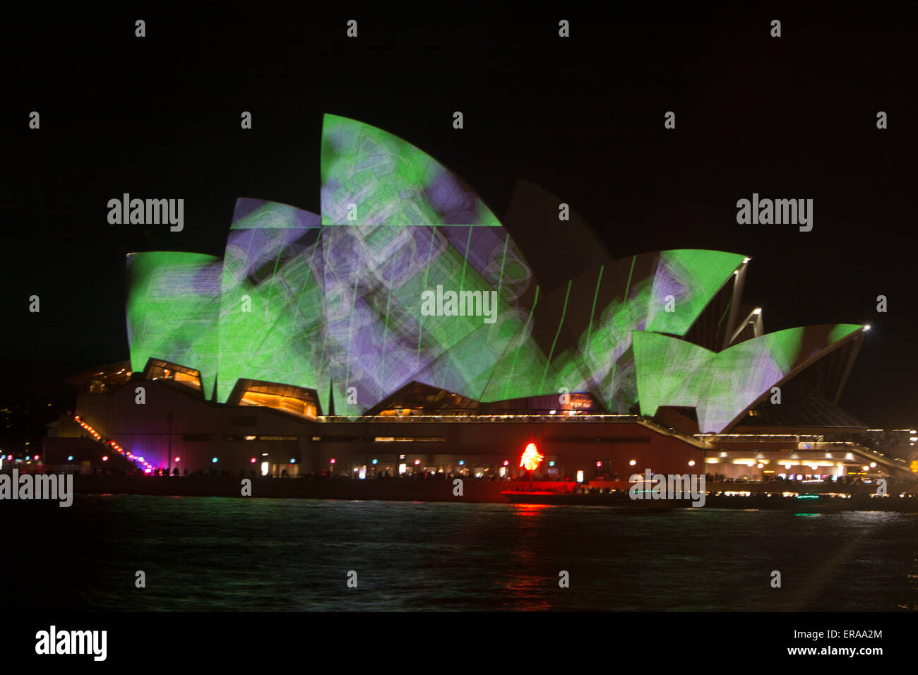 Il VIVID Sydney 2015 Music, Lights and Ideas Festival si svolge dal 22 maggio 2015 all'8 giugno, con progetti di luci immersive sulle vele della Sydney Opera House sul Sydney Harbour, New South Wales, Australia Foto Stock