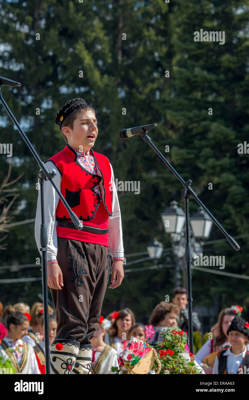 Un giovane maschio folklore bulgaro cantante esibirsi sul palco durante il tradizionale festival folcloristico '1000 costumi nazionali' Foto Stock