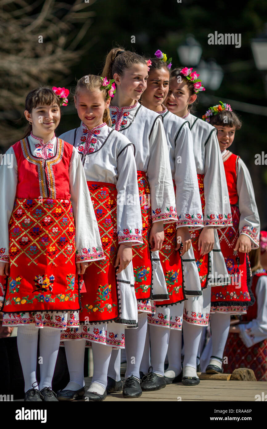 Giovane bulgaro folklore ballerini in chat Foto Stock