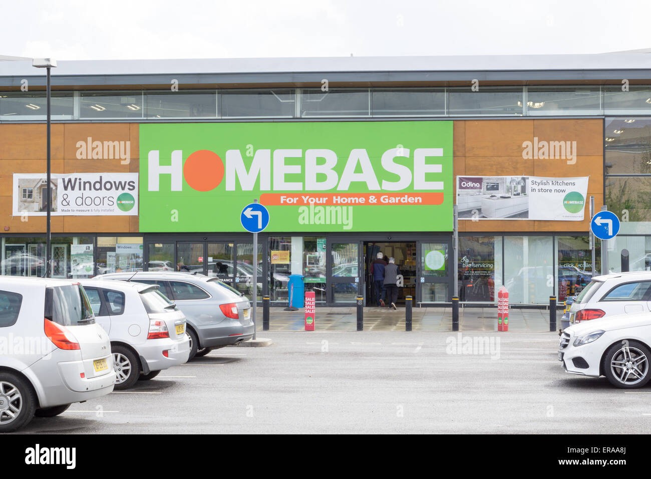CAMBRIDGE, Inghilterra - 7 Maggio 2015: Shoppers inserendo 'Homebase' DIY store in Cambridge retail park a Newmarket road. Foto Stock