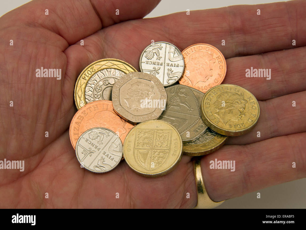 Conio britannico su un tavolo e in mano Foto Stock