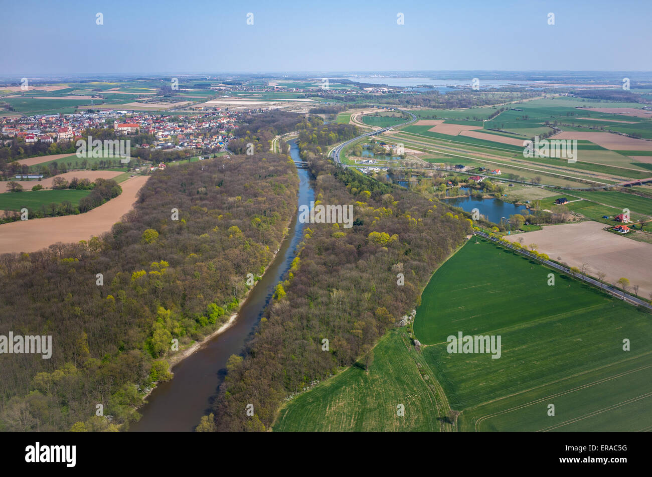 Vista aerea del piccolo vecchio villaggio storico Otmuchow in Polonia Foto Stock
