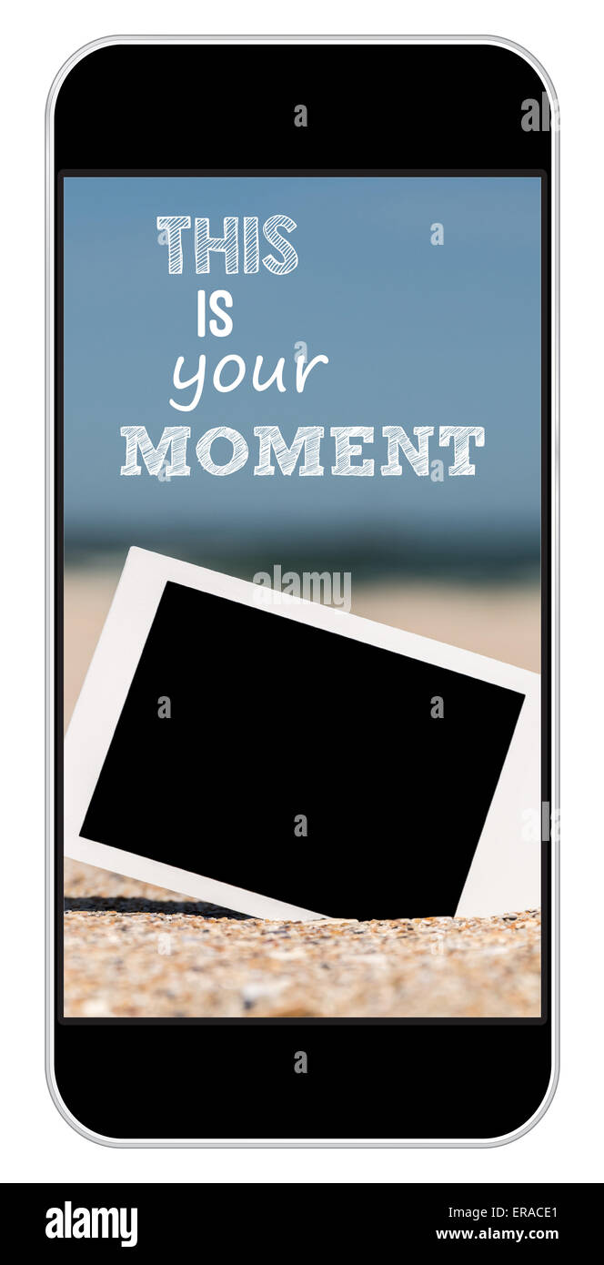 Blank retrò foto istantanea sulla spiaggia di sabbia in estate sullo smartphone Foto Stock