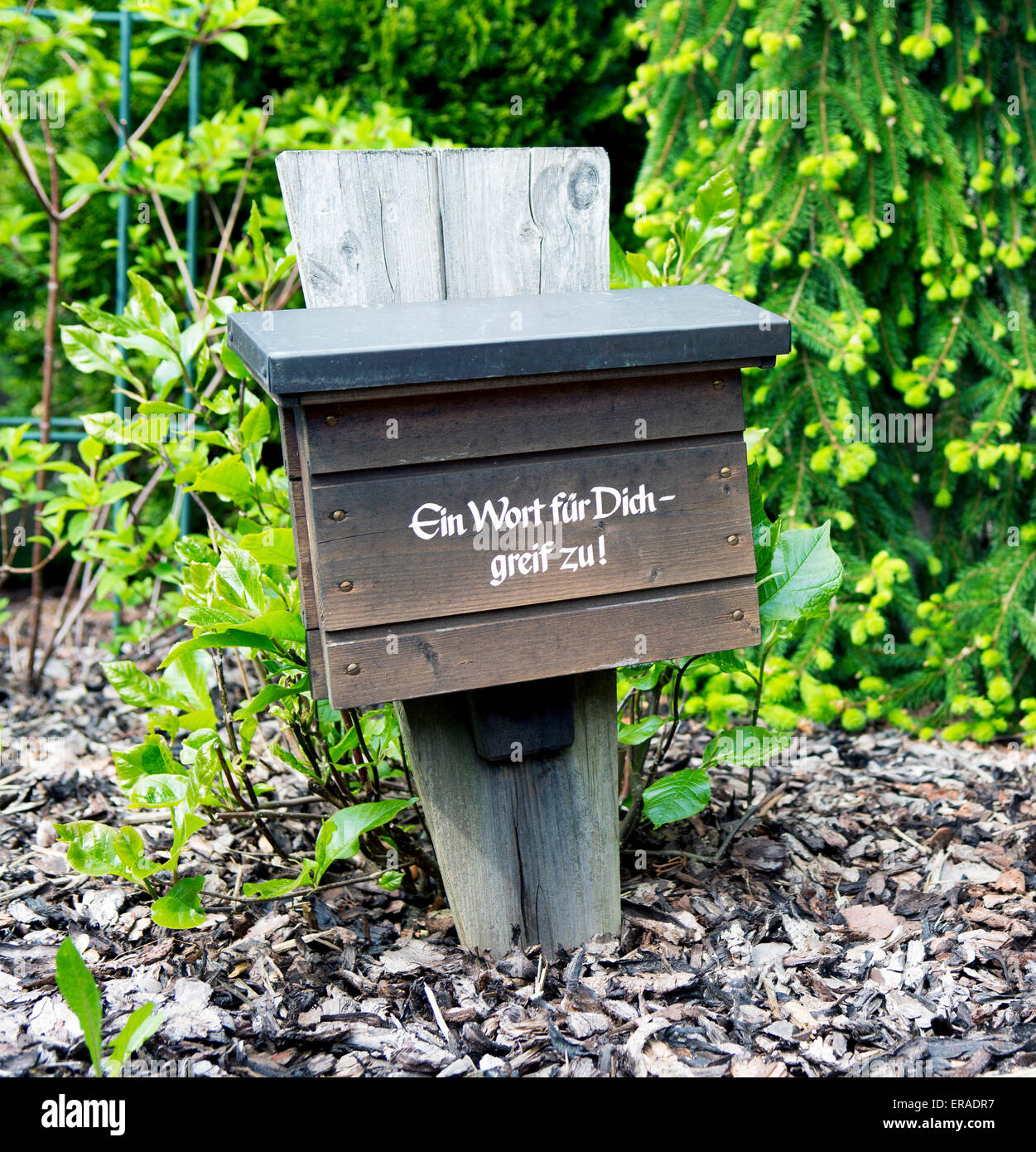 La cassetta postale con la parole tedesche: "Ein Wort fuer Dich-greif zu' una parola per voi-take it Foto Stock
