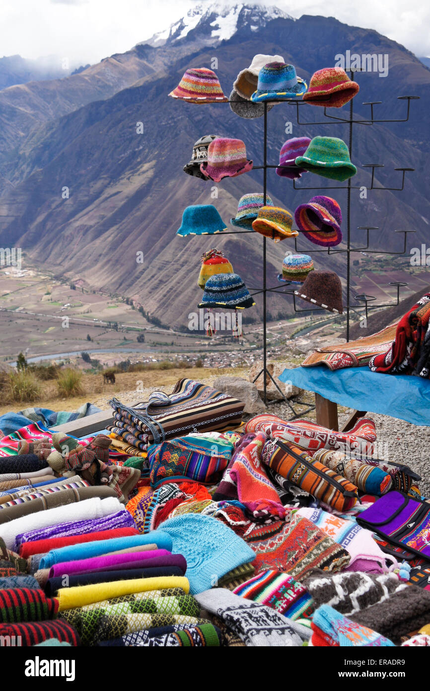 Indumenti di tessuti e prodotti tessili per la vendita presso Scenic si affacciano, Valle di Urubamba, Perù Foto Stock