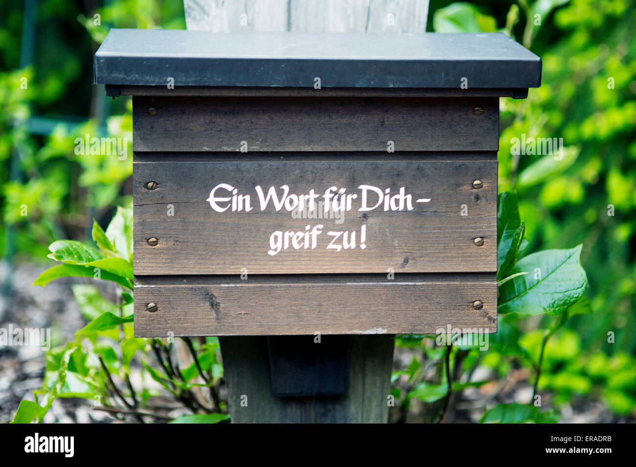 La cassetta postale con la parole tedesche: "Ein Wort fuer Dich-greif zu' una parola per voi-take it Foto Stock