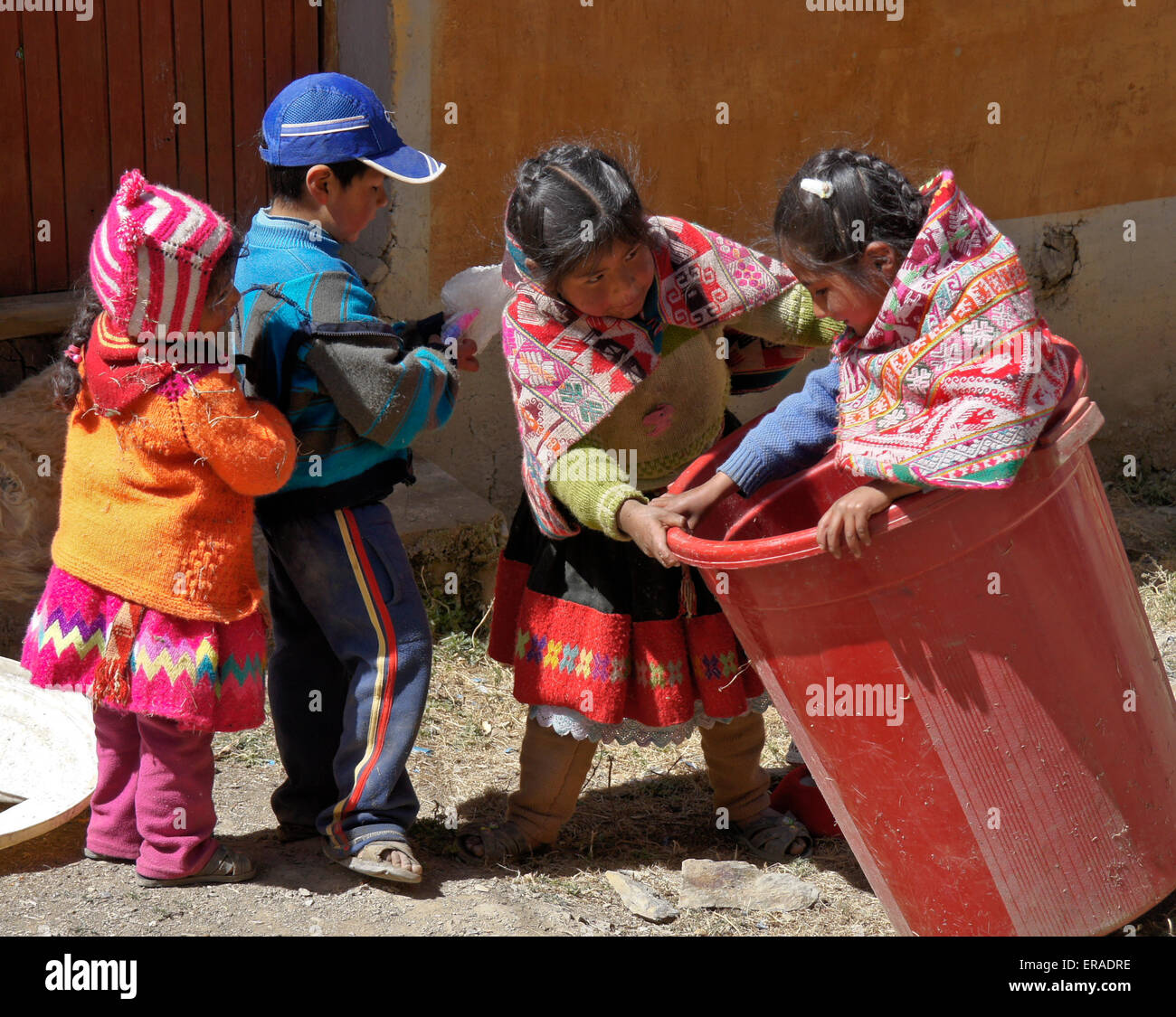 Indiani Quechua i bambini che giocano nel cestino, Patacancha, Perù Foto Stock