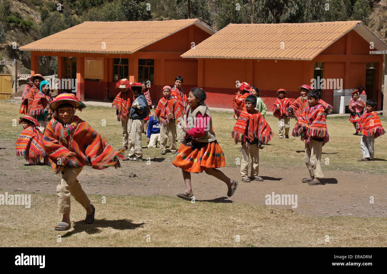 Indiani Quechua i bambini a giocare a scuola, Willoq, Perù Foto Stock