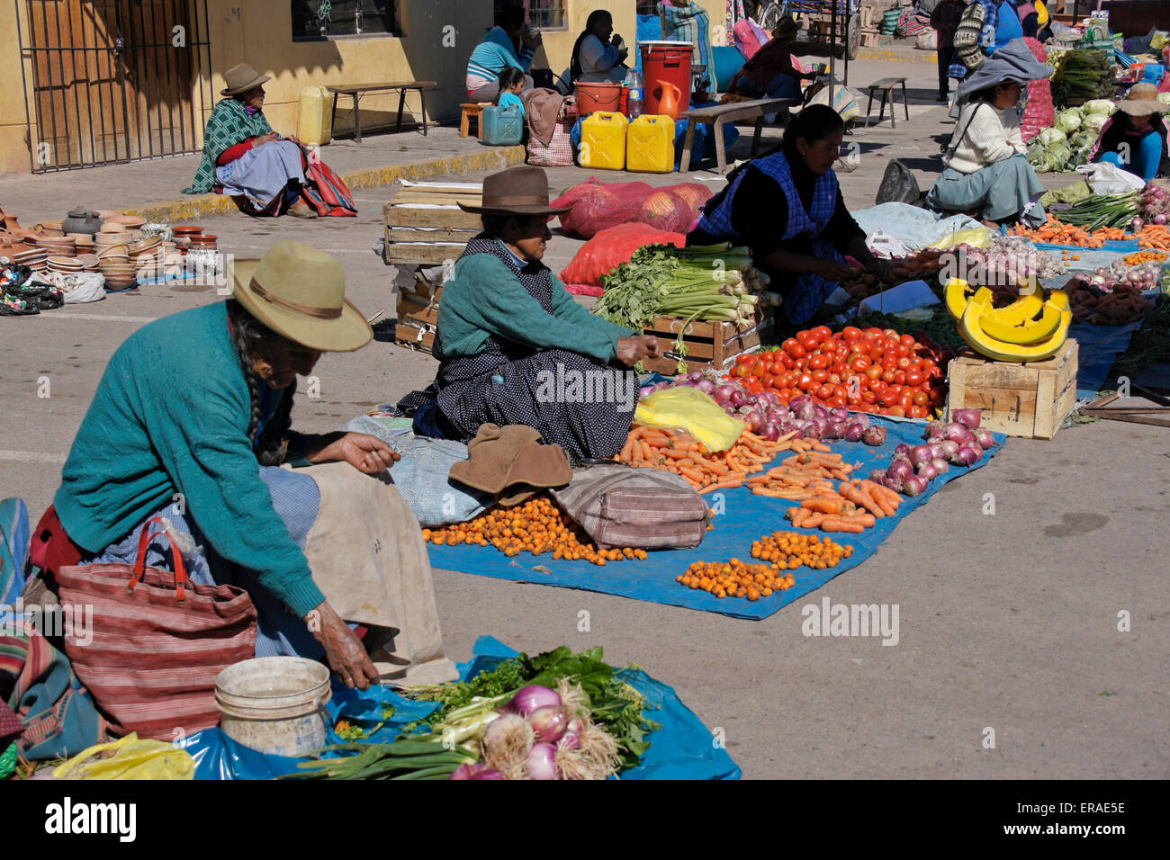 Mercato di domenica in Urcos (vicino a Cuzco, Perù Foto Stock
