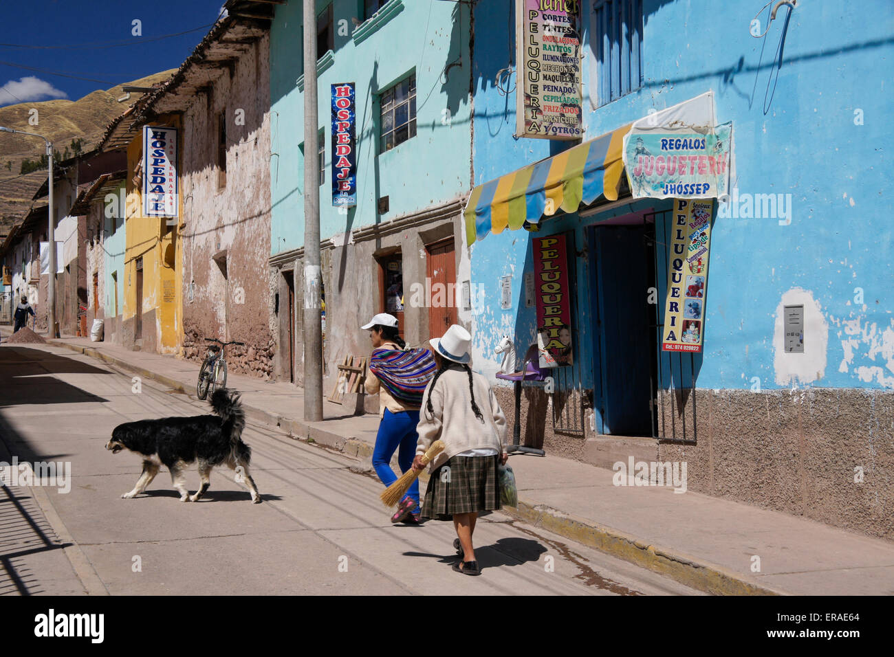 La gente di ritorno dal mercato di domenica, Urcos (vicino a Cuzco, Perù Foto Stock