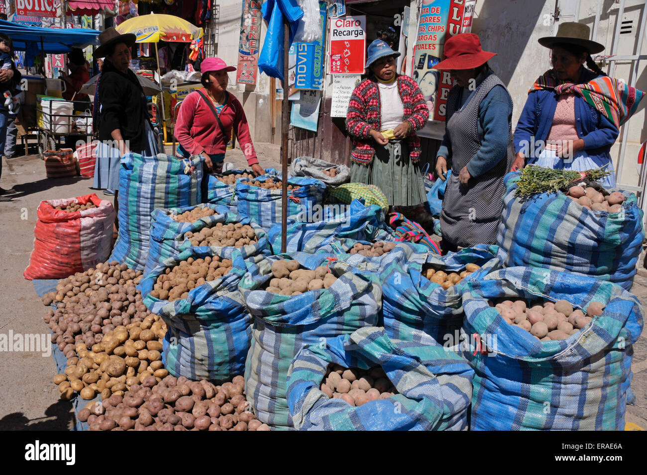 Acquisto e vendita di patate al mercato di domenica, Urcos (regione di Cuzco, Perù Foto Stock