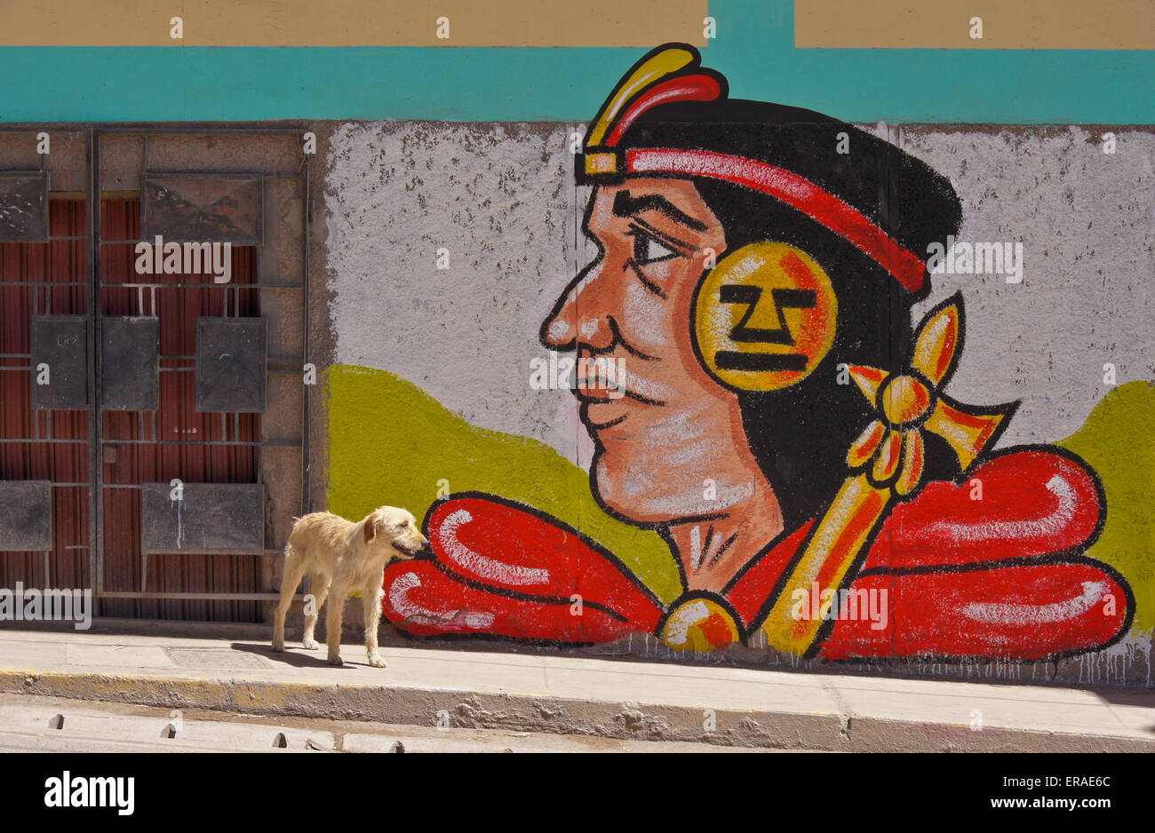 Cane nella parte anteriore del murale dipinto su edificio, Urcos (vicino a Cuzco, Perù Foto Stock