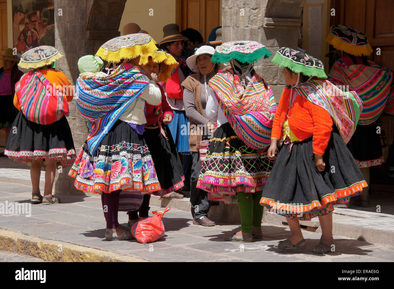 Le donne in abito tradizionale, Quiquijana (vicino a Cuzco, Perù Foto Stock