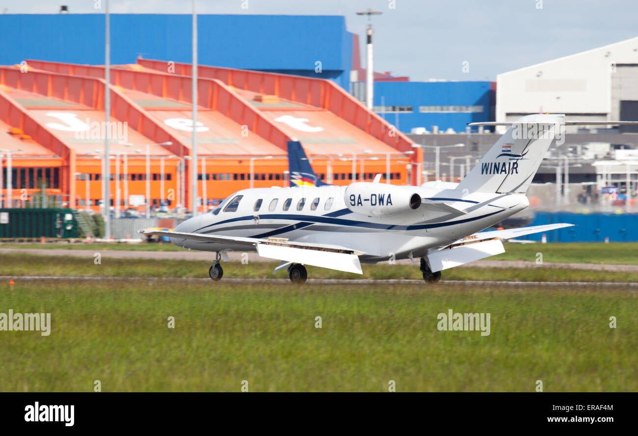 WinAir Cessna 525una citazione CJ2 9A-DWA arrivando all aeroporto London-Luton LTN Foto Stock