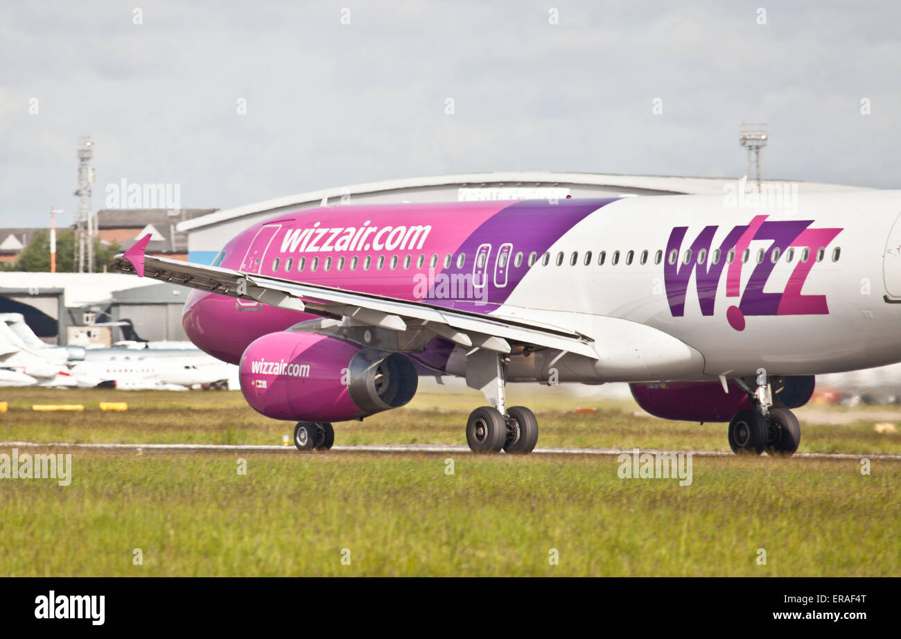 Wizz Air Airbus A320 HA-LPM decollo dall aeroporto London-Luton LTN Foto Stock