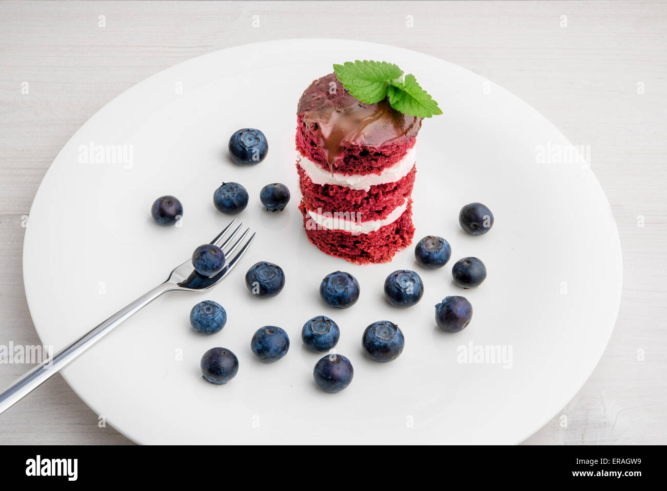 Torta rossa del velluto con mirtilli. Noi bandiera dessert a tema, ideale per il giorno di indipendenza. Noi bandiera dessert a tema, ideale per Independ Foto Stock