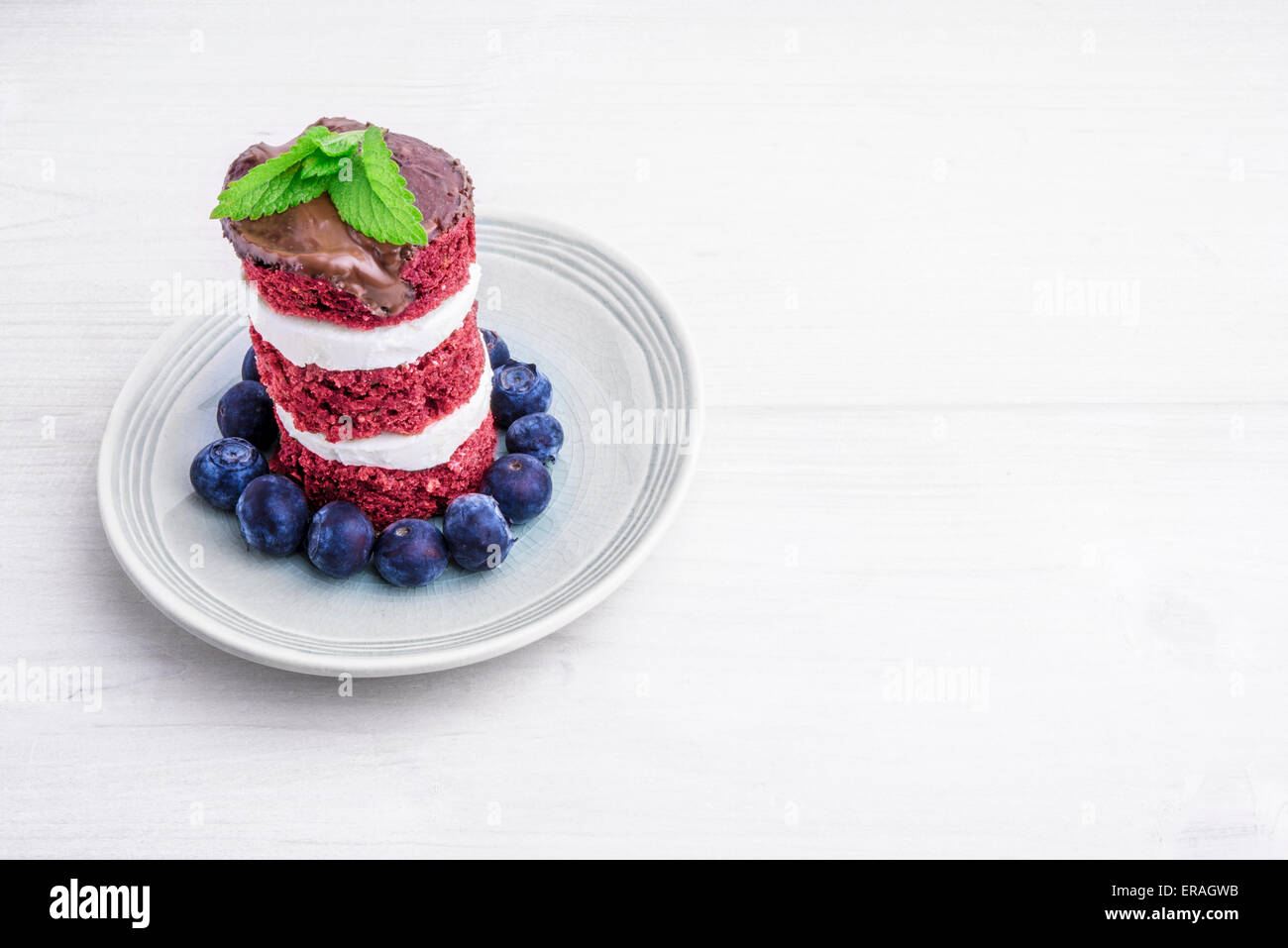 Torta rossa del velluto con mirtilli. Noi bandiera dessert a tema, ideale per il giorno di indipendenza. Noi bandiera dessert a tema, ideale per Independ Foto Stock