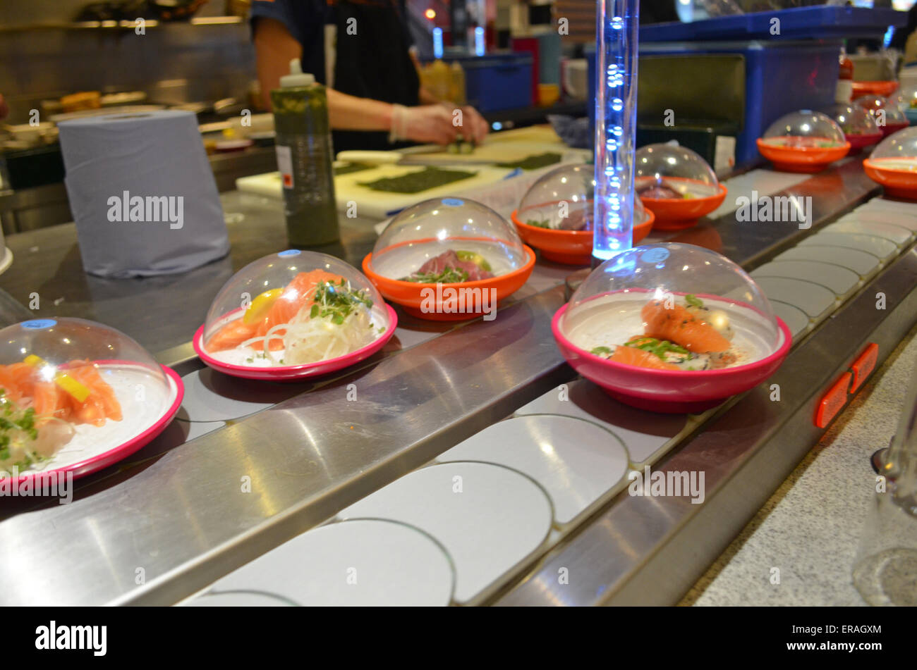 Cibo su un nastro trasportatore sushi bar ristorante Foto stock - Alamy