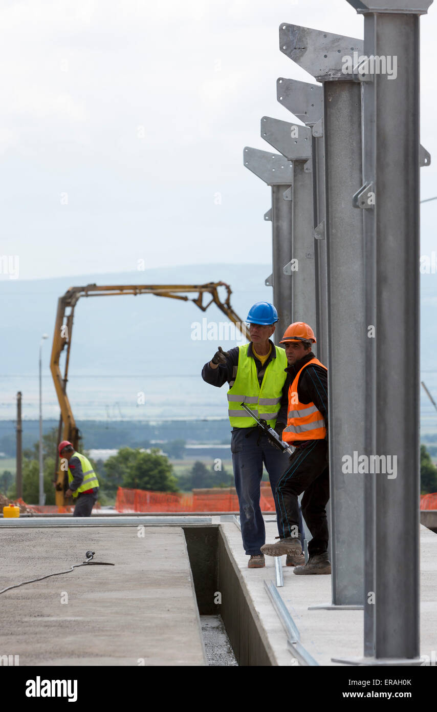 Sofia, Bulgaria - 29 Maggio 2015: i lavoratori stanno ultimando la costruzione di Sofia il secondo impianto di rifiuti (rifiuti organici vegetali, eri Foto Stock