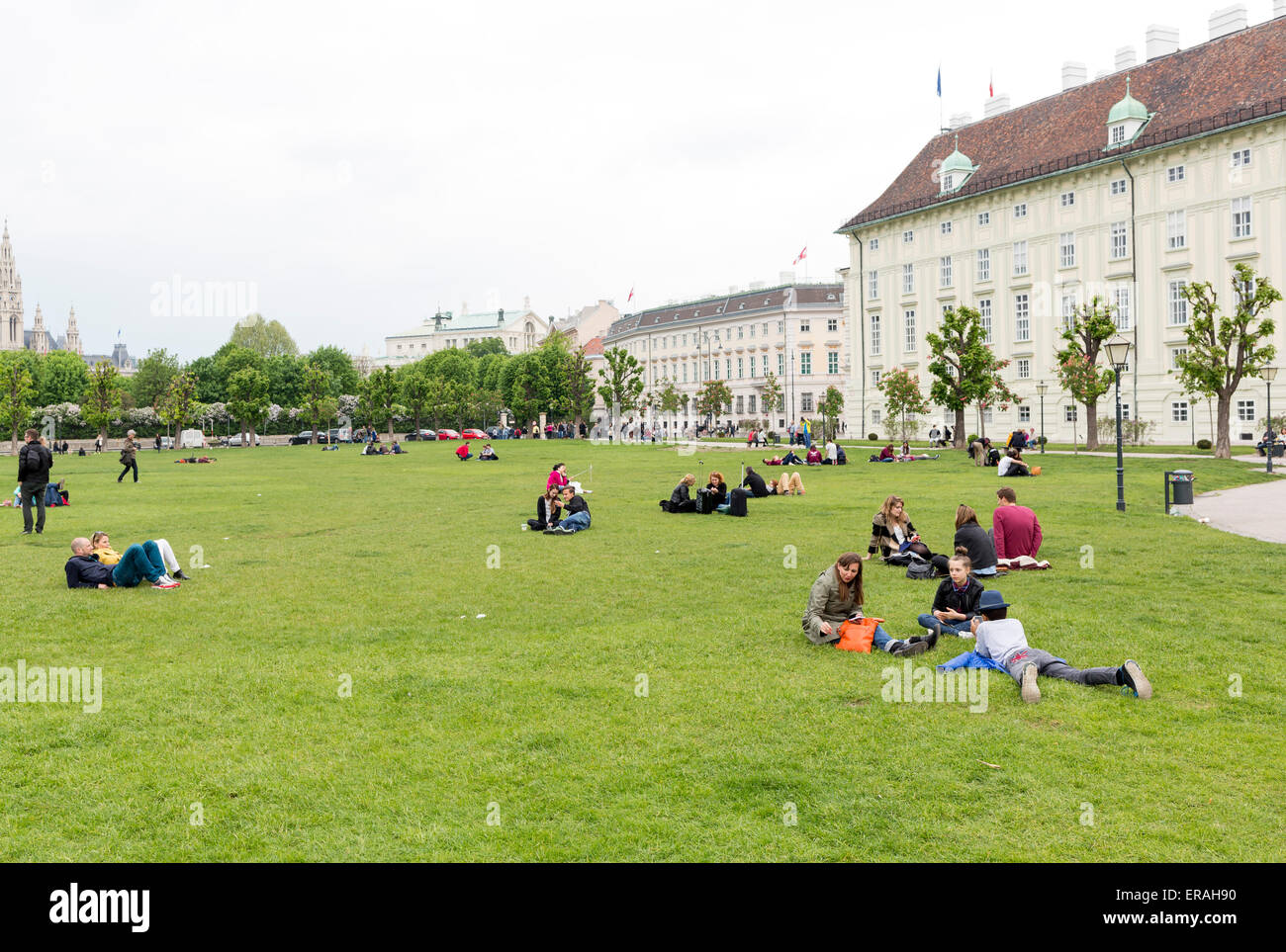 Vienna, Austria - 1 Maggio 2015: Austriaca i ragazzi trascorrono il loro tempo libero su un prato erboso nel centro di Vienna, Austr Foto Stock