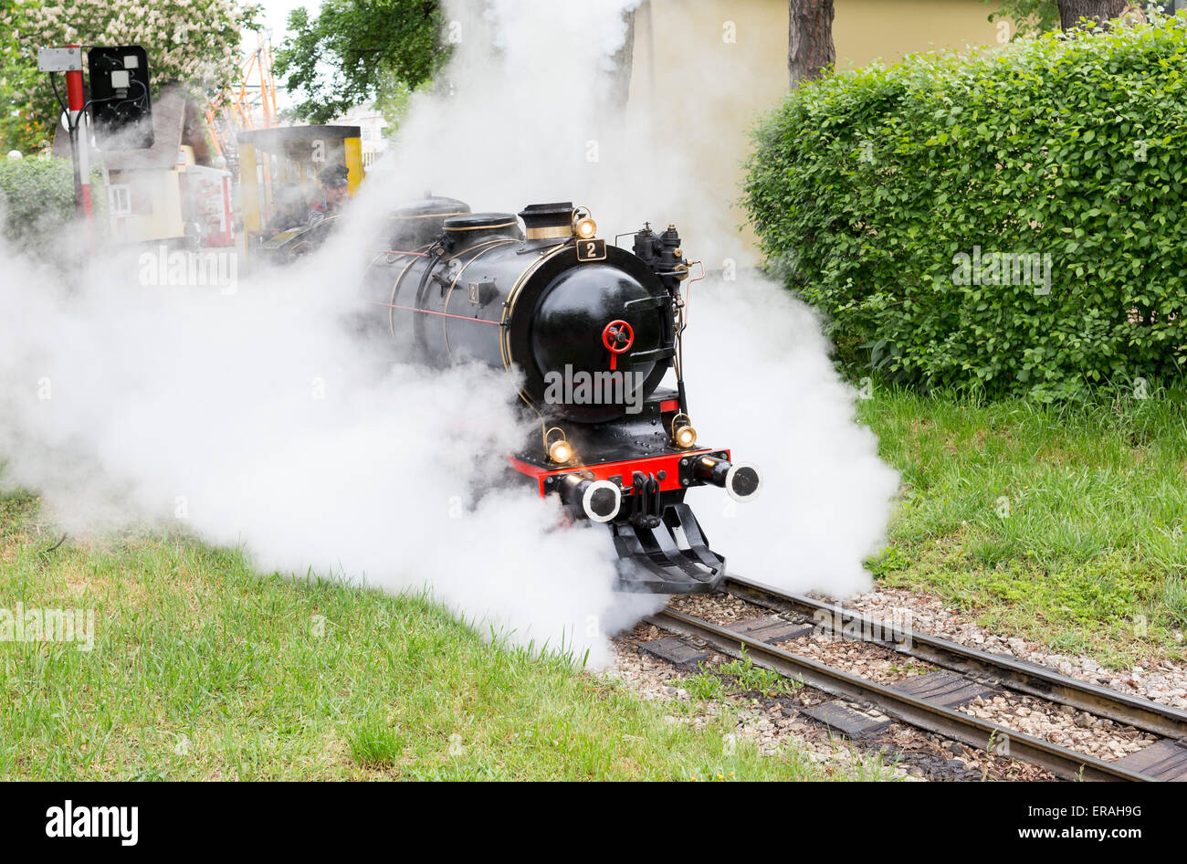 Vienna, Austria - 2 Maggio 2015: turisti e un macchinista godetevi un giro sul cosiddetto Liliputbahn. Un indicatore di ferrovia leggera in t Foto Stock