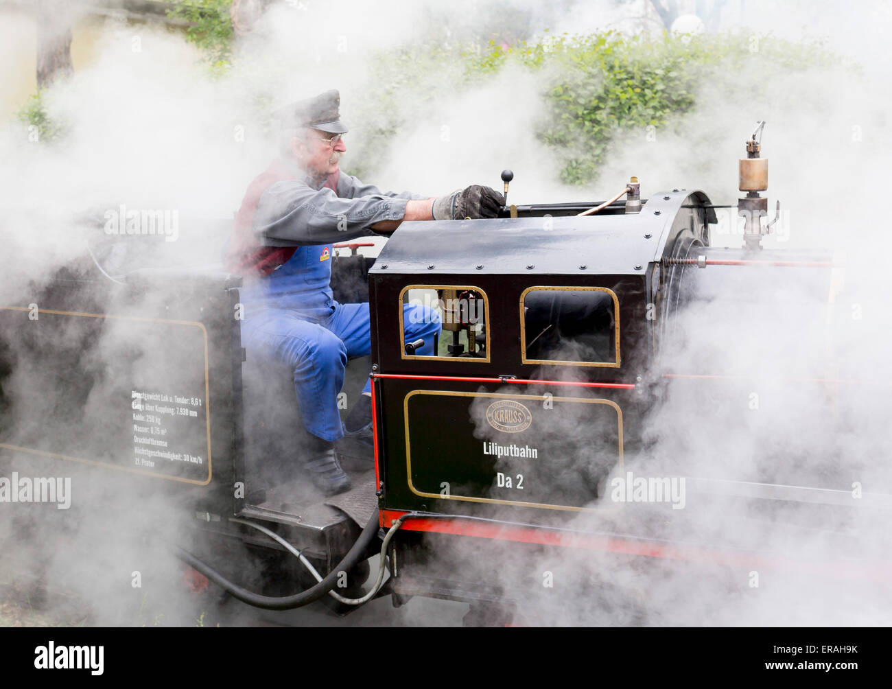 Vienna, Austria - 2 Maggio 2015: turisti e un macchinista godetevi un giro sul cosiddetto Liliputbahn. Un indicatore di ferrovia leggera in t Foto Stock