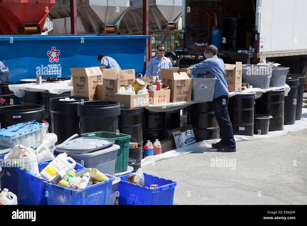 Si tratta di raccolta dei rifiuti pericolosi giorno nella piccola città del Massachusetts di Adams. Foto Stock