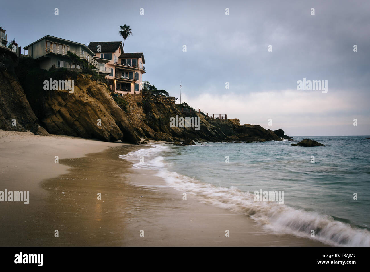 Le scogliere e le case a Boschi Cove, in Laguna Beach in California. Foto Stock