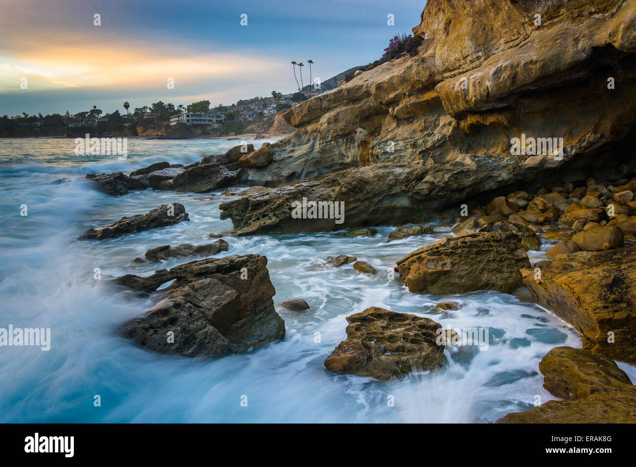 Rocce e onde nell'Oceano Pacifico al tramonto, Monumento a punto, Heisler Park, Laguna Beach in California. Foto Stock