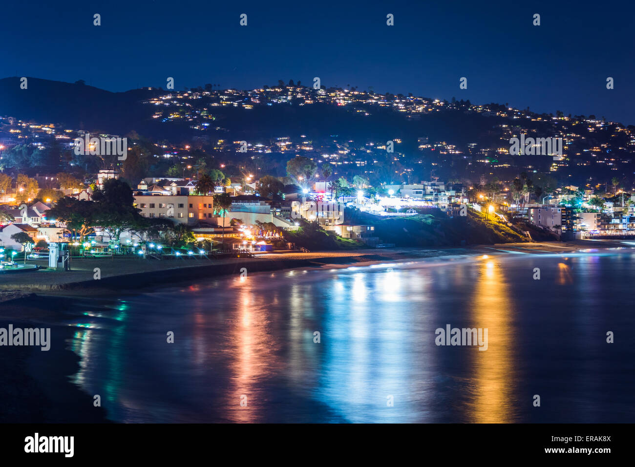 Vista della Laguna Beach di notte, da Heisler Park in Laguna Beach in California. Foto Stock