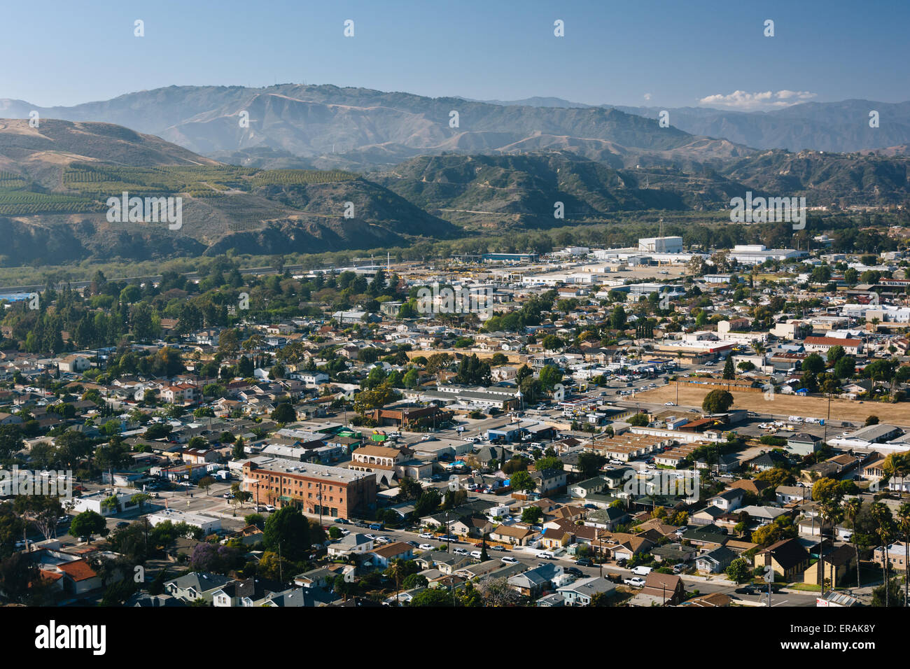 Vista di Ventura e montagne distanti da Grant Park, Ventura, California. Foto Stock