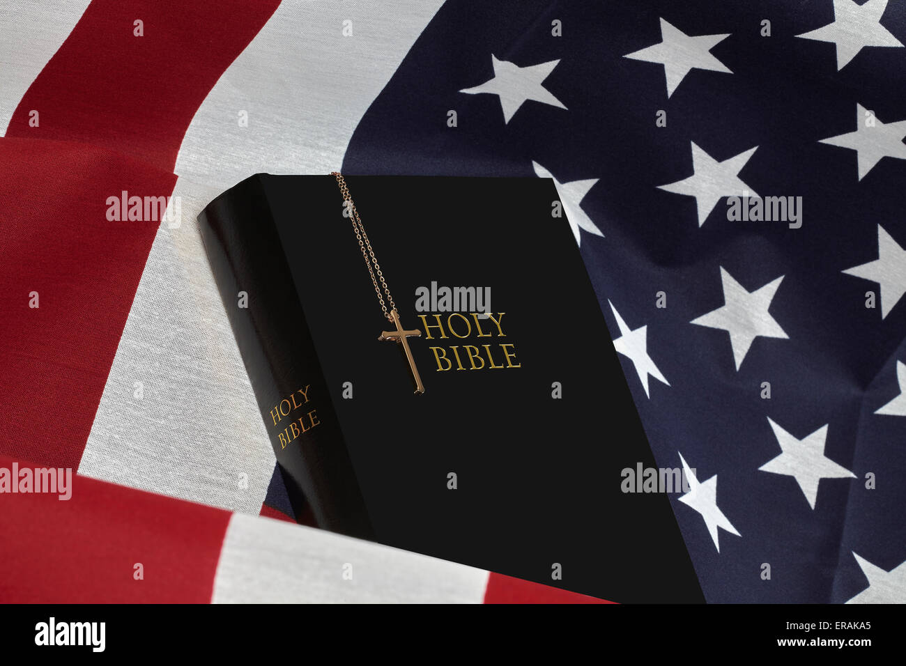 La Bibbia e la croce in oro su Stati Uniti della bandiera americana Foto Stock