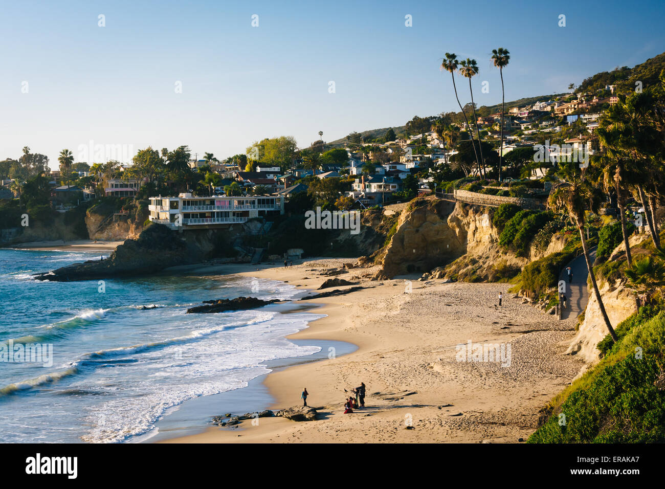Vista di una spiaggia e l'Oceano Pacifico da scogliere a Heisler Park, in Laguna Beach in California. Foto Stock
