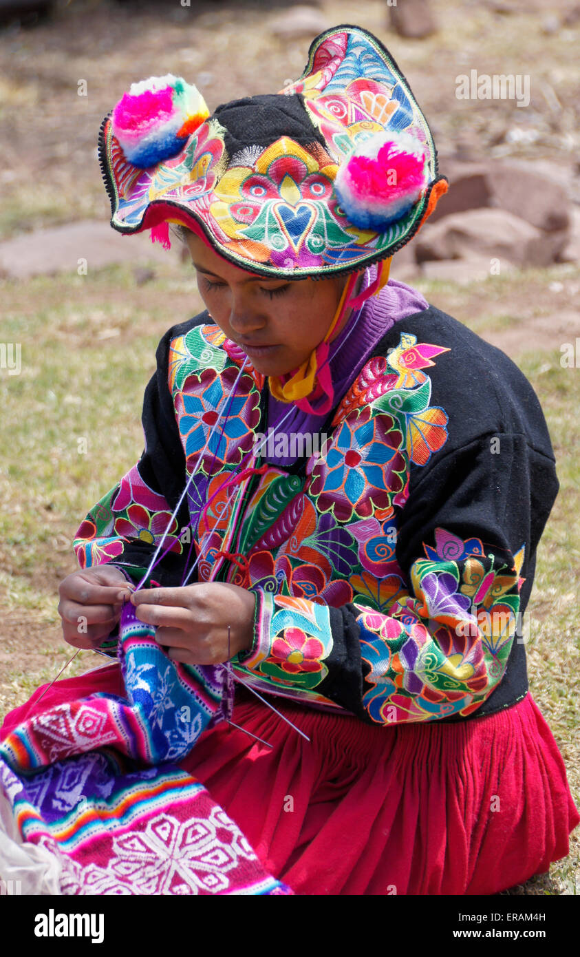 Giovane donna maglia, Capachica penisola, il lago Titicaca, Perù Foto Stock