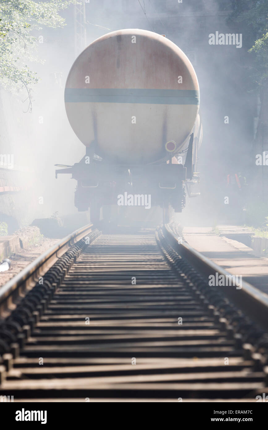 Cisterna di benzina treno è visto in fumo vicino a Sofia, Bulgaria. La sicurezza antincendio e la protezione civile servizio al reparto antincendio è trai Foto Stock