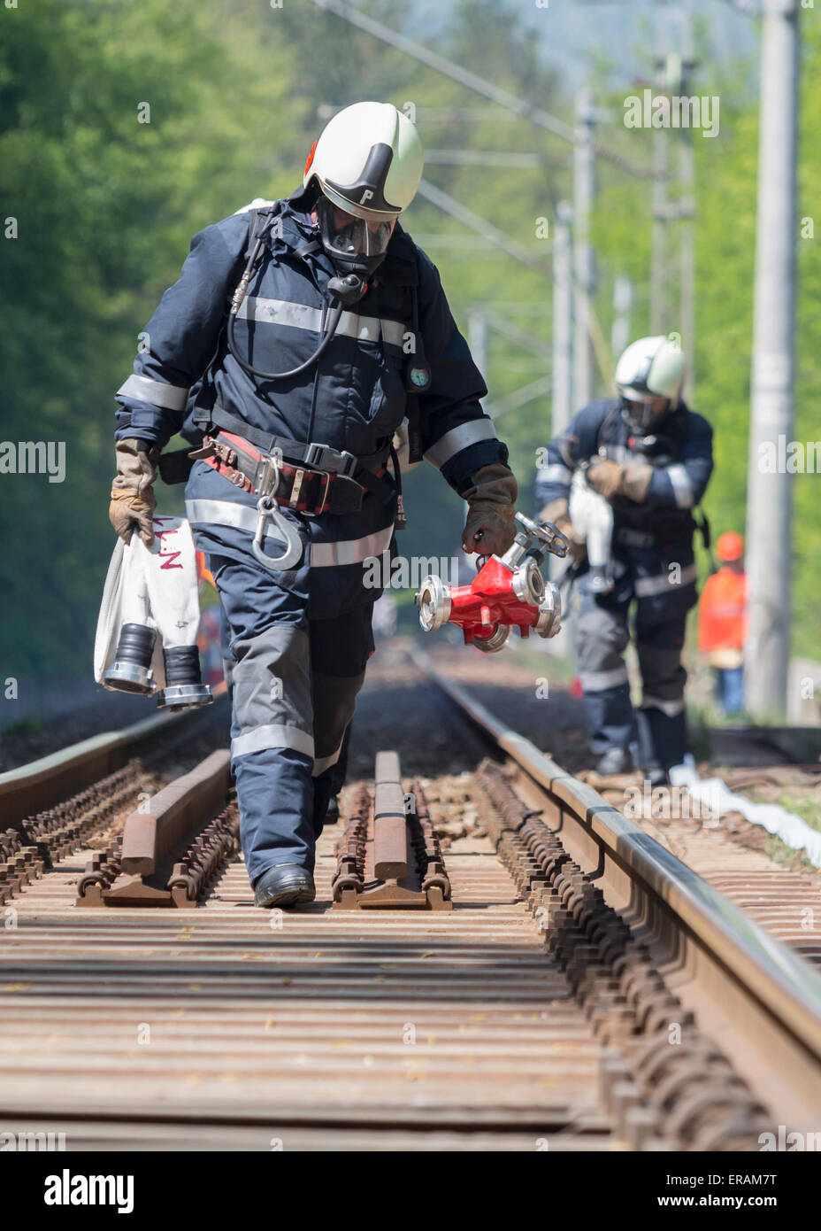 I vigili del fuoco si stanno avvicinando un chimico treno merci crash vicino a Sofia, Bulgaria. Squadre di vigili del fuoco partecipano al Foto Stock