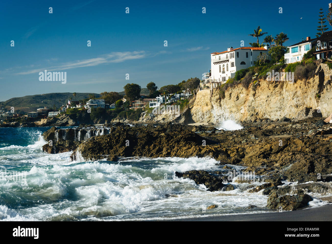 Le onde e le rocce nell'Oceano Pacifico in Spiaggia Victoria, in Laguna Beach in California. Foto Stock