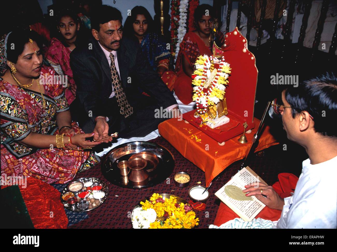 Rievocazione del matrimonio di Krishna e Radha Foto Stock