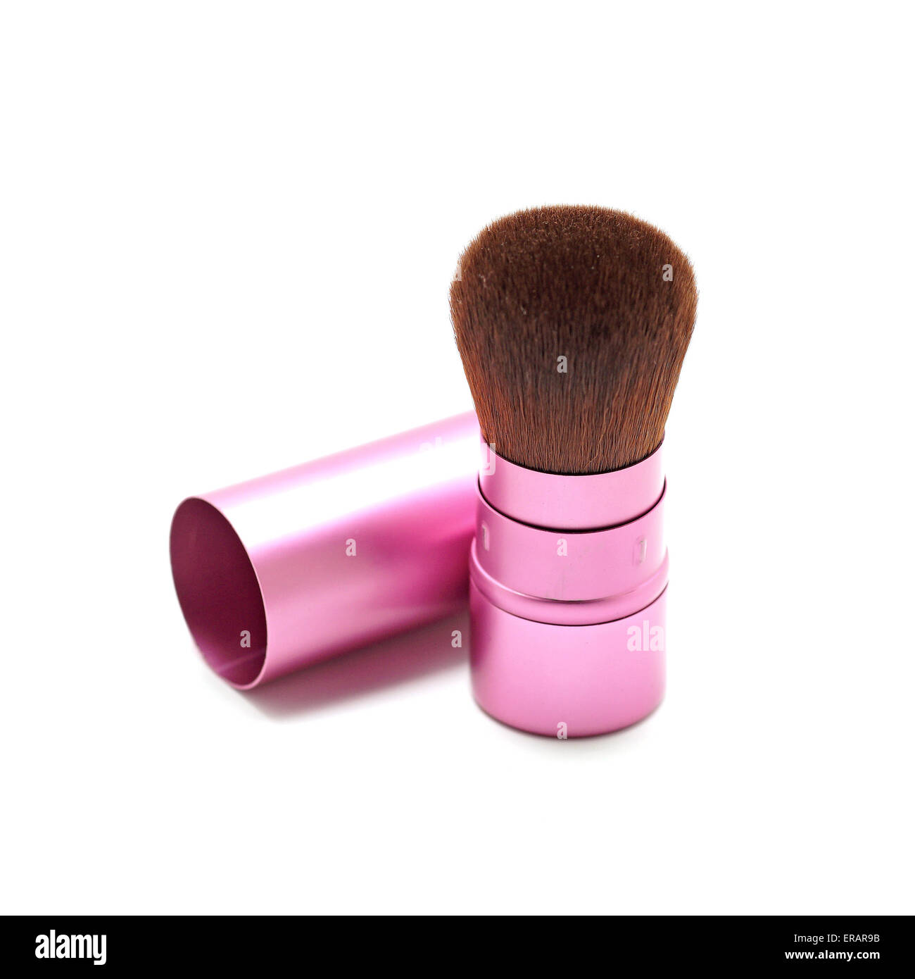 Cosmetici spazzola blusher isolati su sfondo bianco Foto Stock
