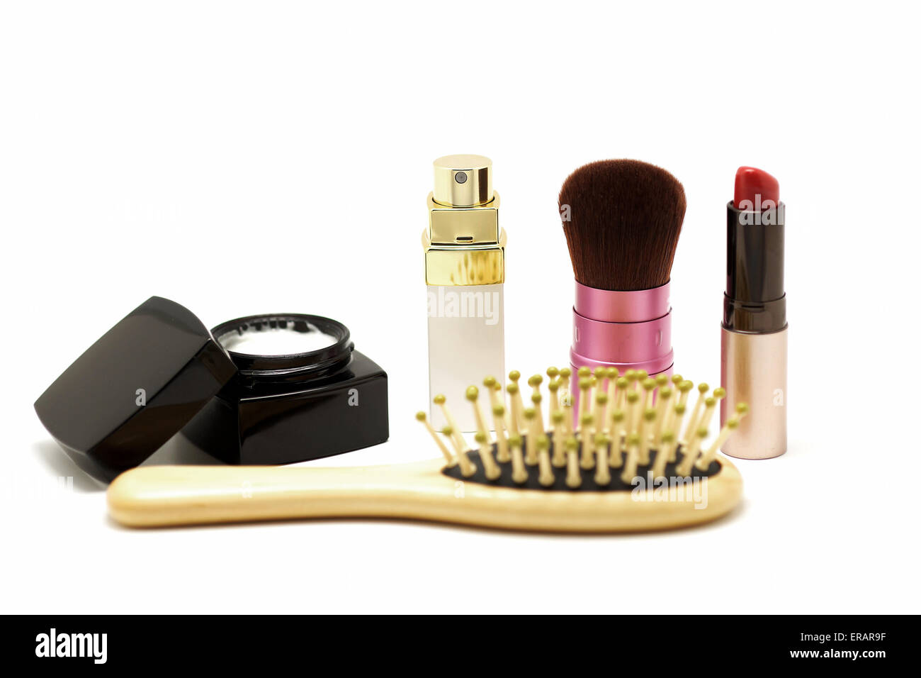 Set cosmetico con profumi blusher lipstic spazzola e pettine isolati su sfondo bianco Foto Stock