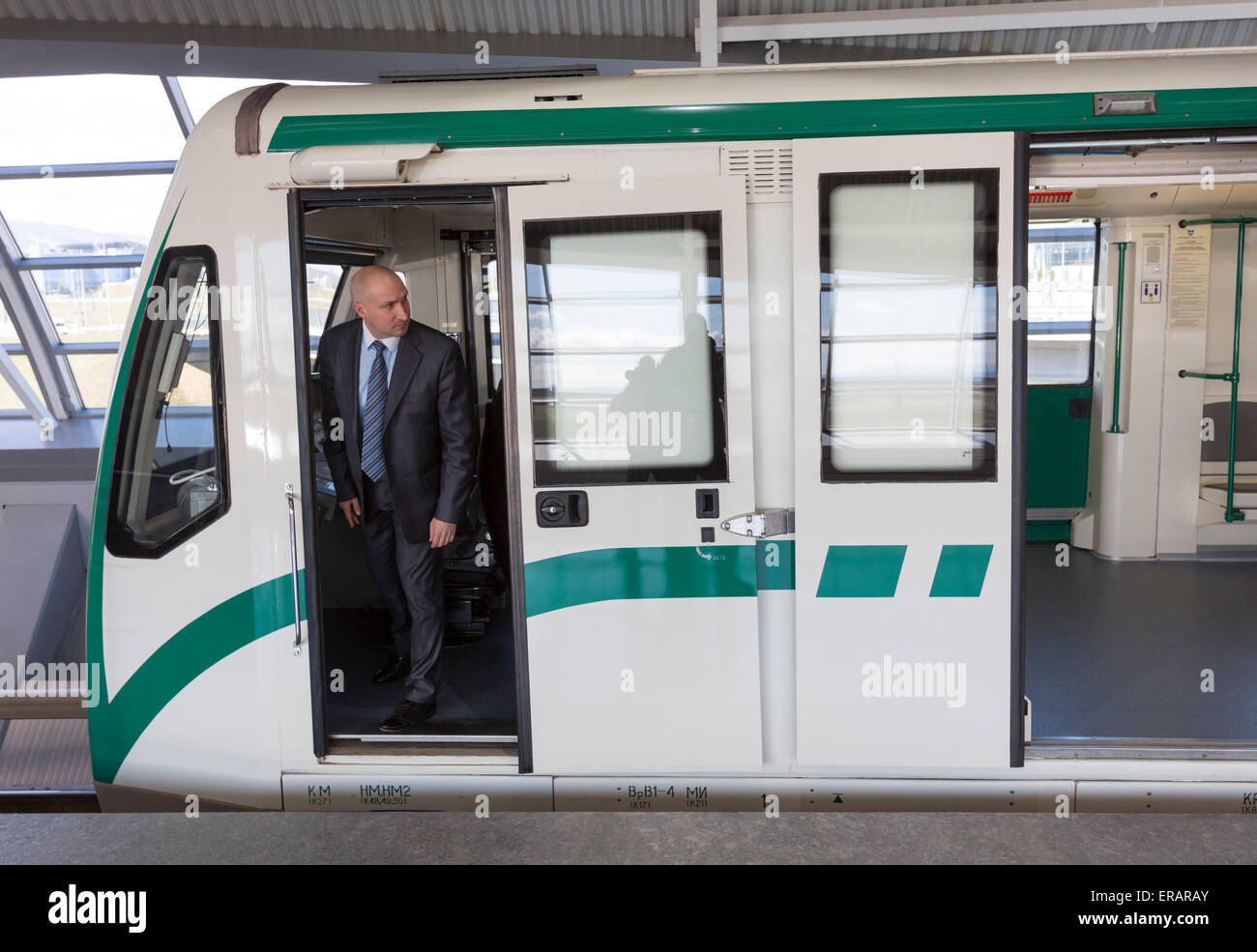 Sofia, Bulgaria - 2 Aprile 2015: un treno della metropolitana operatore è attesa per i passeggeri a piedi per raggiungere il treno per la sua prima corsa Foto Stock
