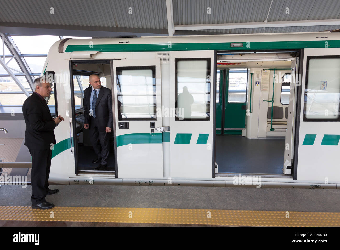 Sofia, Bulgaria - 2 Aprile 2015: un treno della metropolitana operatore è attesa per i passeggeri a piedi per raggiungere il treno per la sua prima corsa Foto Stock