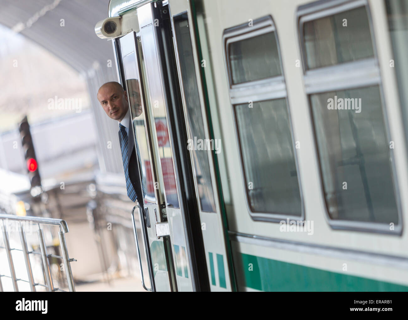 Sofia, Bulgaria - 2 Aprile 2015: un treno della metropolitana operatore è attesa per i passeggeri a piedi per raggiungere il treno per la sua prima corsa Foto Stock