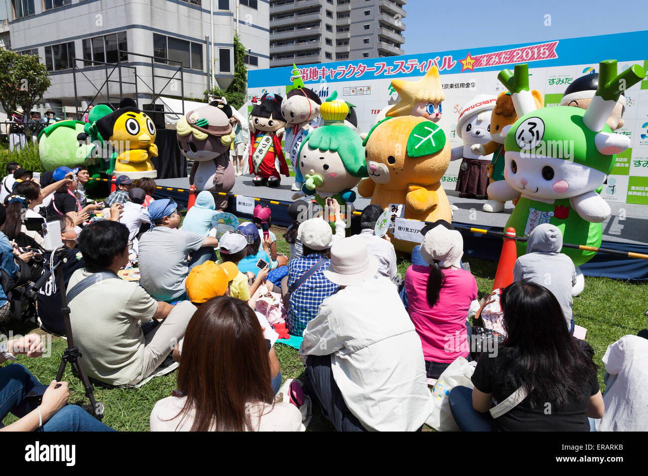 Mascotte locale caratteri partecipare alla cerimonia di apertura del ''personaggi locali Festival di Sumida 2015" il 30 maggio 2015, Tokyo, Giappone. Il festival si svolge da Sumida Ward, Tokyo Skytree town, il locale dello shopping e ''Benvenuti Sumida'' Ufficio del turismo. Circa 90 caratteri hanno preso parte al festival. Secondo gli organizzatori della manifestazione attira più di 120.000 persone ogni anno. © Rodrigo Reyes Marin/AFLO/Alamy Live News Foto Stock