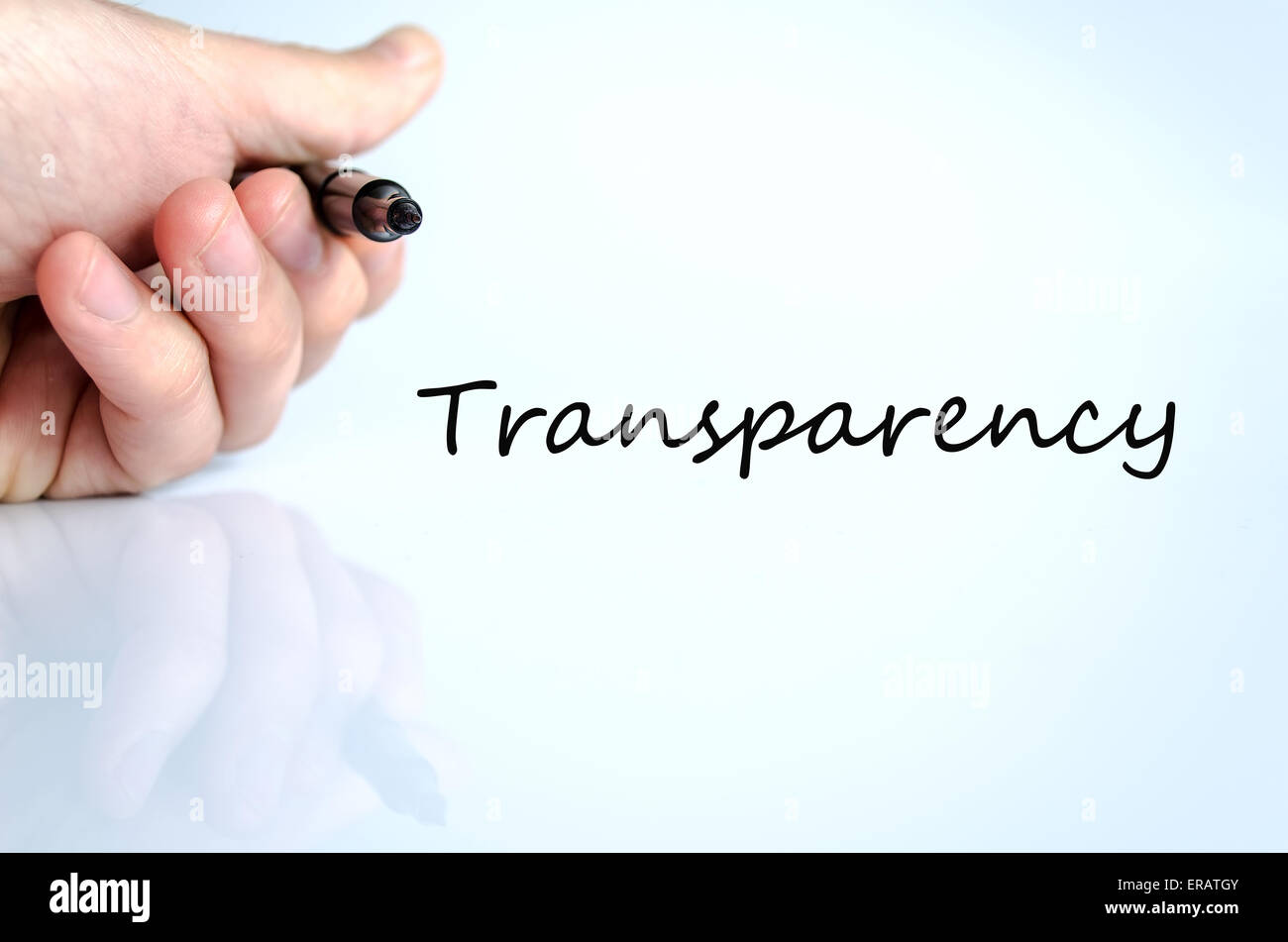 Penna in mano isolate su sfondo bianco il concetto di trasparenza Foto Stock